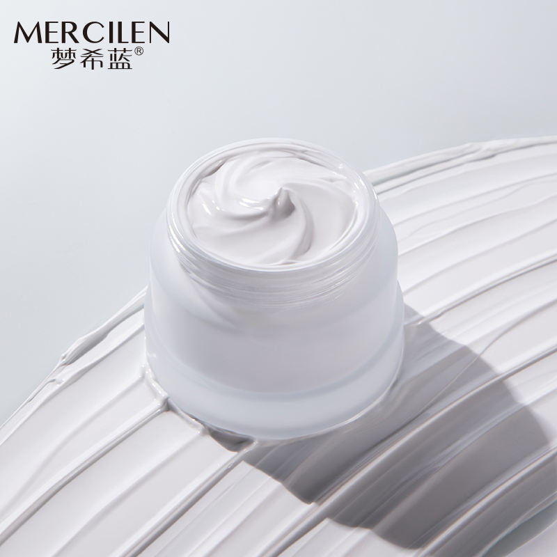 Crema viso sbiancante e idratante Marcilen di MG store, crema viso con texture morbida e colore chiaro, applicata sulla pelle del viso