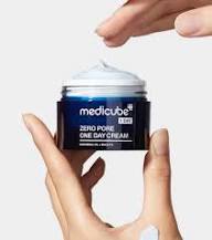 Crema viso Medicube Zero Pore One Day Cream, texture liscia e leggera, ideale per pelli con pori dilatati, in confezione elegante.